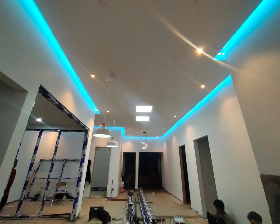 Plafon bertingkat berlampu LED di ruangan yang sedang dikerjakan