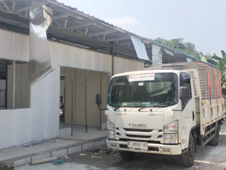 Bangunan MBG yang sedang direnovasi dengan rangka atap baja dan dinding panel baru