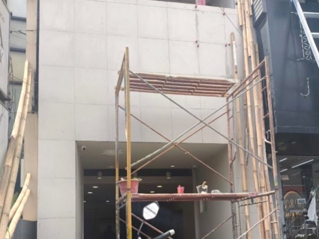 Perancah di depan ruko Kopo yang fasadnya sedang dikerjakan
